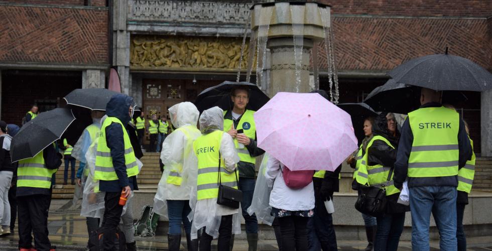 140 personer er tatt ut i streik ved Oslo rådhus. Foto: Tuva Bønke Grønning