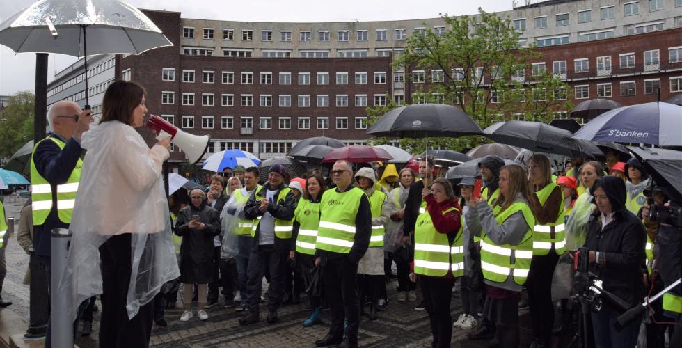 Kari Sollien holder streikeappell utenfor rådhuset