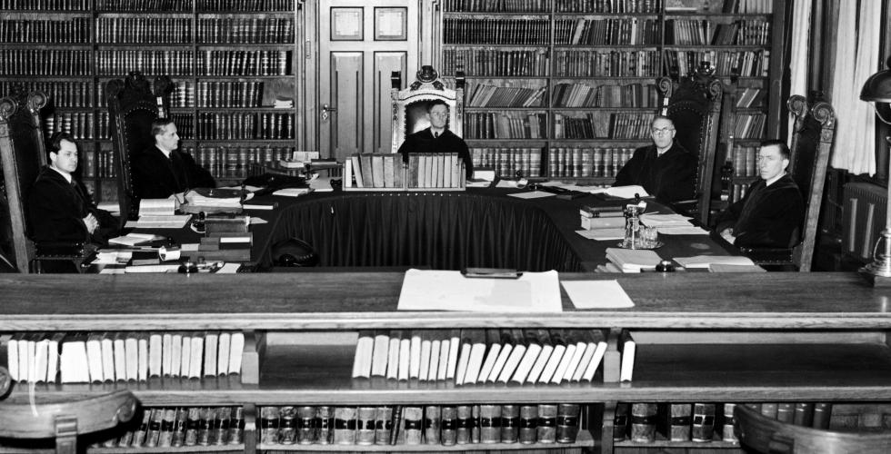 Høyesterett 1941, i midten formannen, hr Mohr, th. for ham Konstad og Selmer. Tv. for ham Aslaksen og Vassbotn. (dette iflg tekst bak på bildet) Foto: NTB scanpix